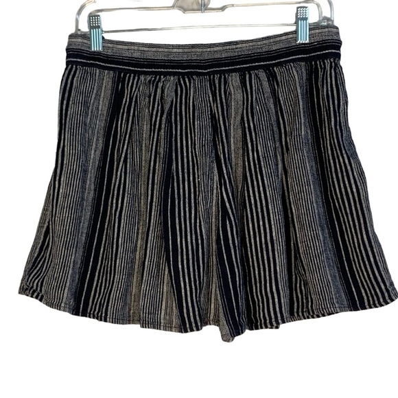 Gap navy stripe flowy boho short with stretch elastic pull tie waist. Size S - Picture 2 of 8